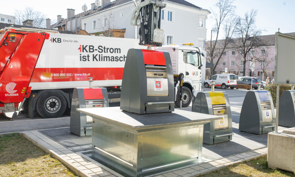 Abholung eines Containers in der Oswald-Redlich-Straße