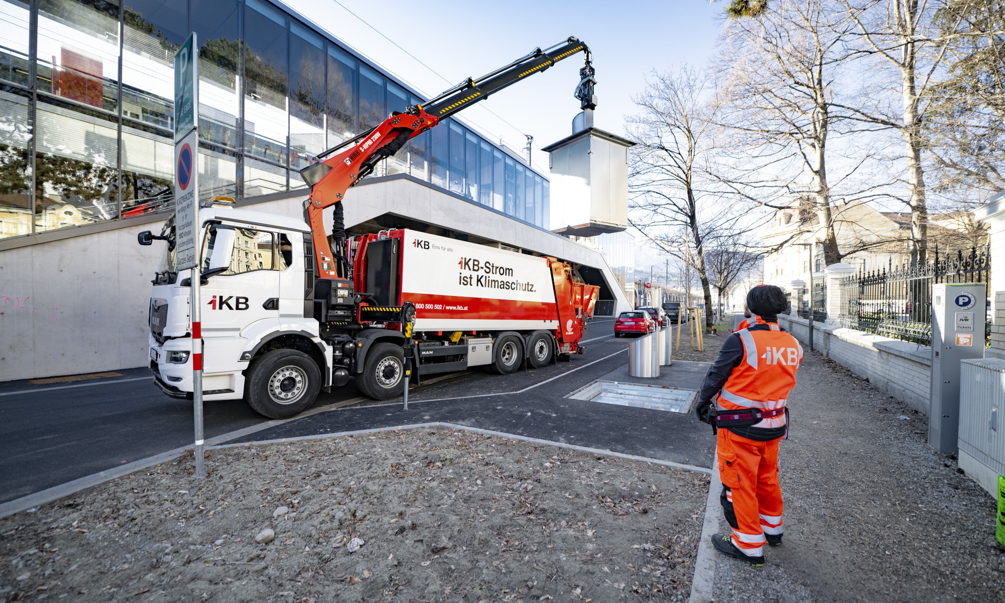 2024_IKB_Topthema_Unterflursammelsystem_3 Abholung eines Containers bei der Bahnstation „Messe“