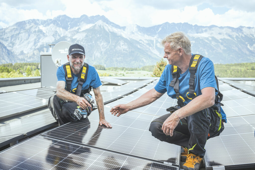 Zwei Männer auf einer Photovoltaikanlage