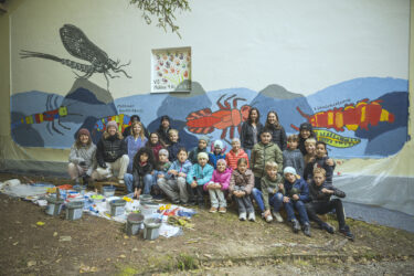 Kinder vor Wandmalerei