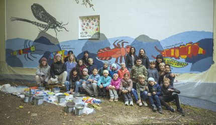 Kinder vor Wandmalerei